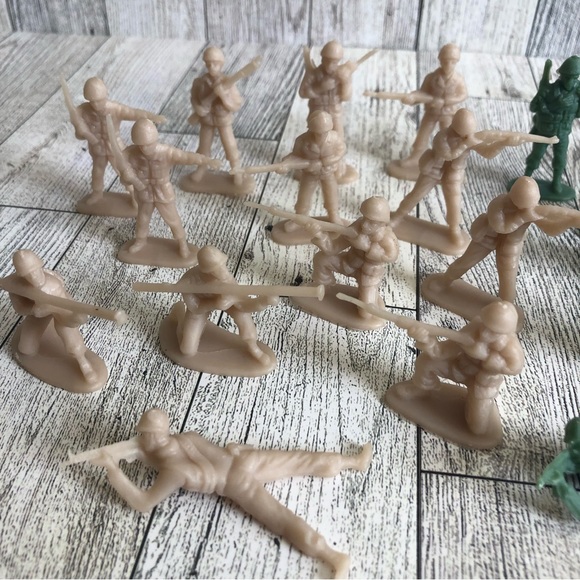 Greenbrier International VTG Army Men Greenbrier Toy Soldiers Figurine Lot of 25 - Picture 3 of 12